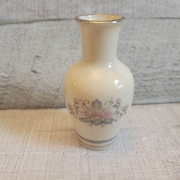 Lenox Charleston Ivory Porcelain Bud Vase With Floral Design & Gold Trim 4.5" - Picture 5 of 5